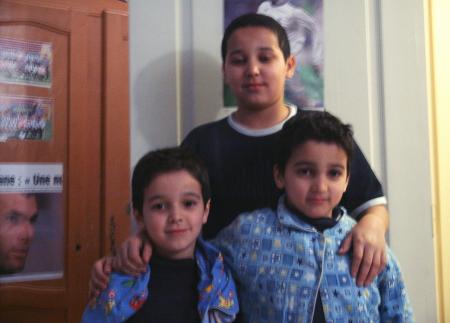 les trois freres dans lachambre de walid et younes